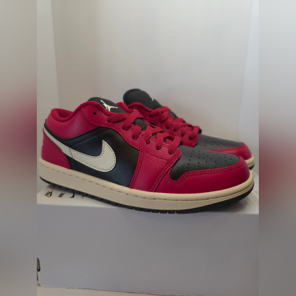 WMNS AIR JORDAN 1 LOW MYSTIC HIBISCUS/COCONUT MILK 8.5W